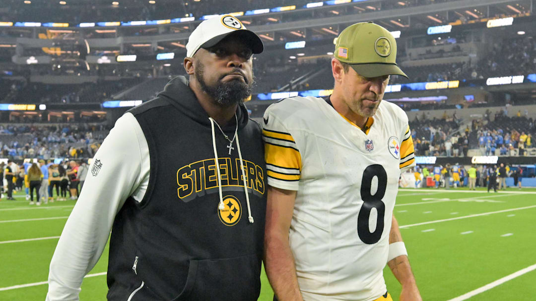 Aaron Rodgers reportedly cried after learning Mike Tomlin was stepping down as Steelers head coach.