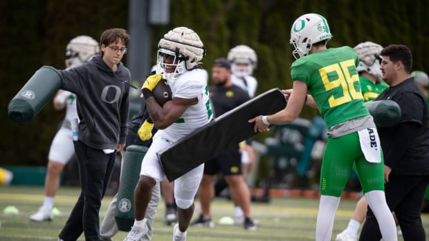 Oregon running back Jay Harris works out during practice with the Oregon Ducks Saturday, April 6, 2024 at the Hatfield-Dowlin