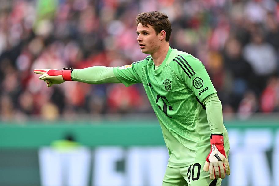 Jonas Urbig Bayern Munich