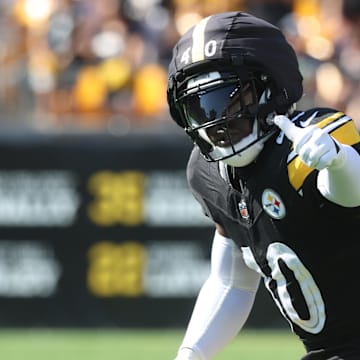 Sep 14, 2025; Pittsburgh, Pennsylvania, USA; Pittsburgh Steelers safety Jabrill Peppers (40) gestures at the line of scrimmage against the Seattle Seahawks during the fourth quarter at Acrisure Stadium. Mandatory Credit: Charles LeClaire-Imagn Images