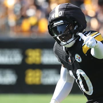 Sep 14, 2025; Pittsburgh, Pennsylvania, USA; Pittsburgh Steelers safety Jabrill Peppers (40) gestures at the line of scrimmage against the Seattle Seahawks during the fourth quarter at Acrisure Stadium. Mandatory Credit: Charles LeClaire-Imagn Images