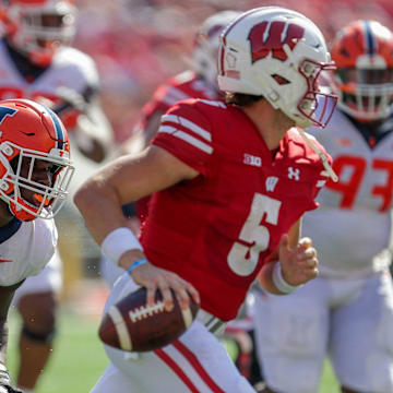 Illinois linebacker Gabe Jacas (17) pursues Wisconsin quarterback Graham Mertz (5) on Saturday, October 1, 2022, at Camp Randall Stadium in Madison, Wis. Tork Mason/USA TODAY NETWORK-Wisconsin

Usat Wisconsin Vs Illinois Football 100122 1007 Ttm