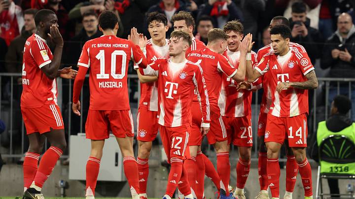 Bayern Munich players celebrating during 4-1 win against Borussia Monchengladbach.