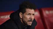 Diego Simeone regarde attentivement la situation d'un autre joueur du FC Barcelone