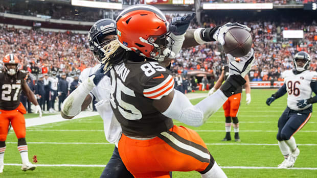 Dec 17, 2023; Cleveland, Ohio, USA; Cleveland Browns tight end David Njoku (85) catches a touchdown as Chicago Bears safety J