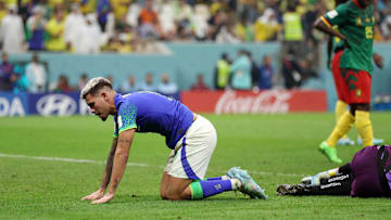 Bruno Guimarães teve a chance de matar o jogo, mas desperdiçou