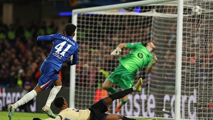 Estêvão marcou um golaço sobre o Barcelona