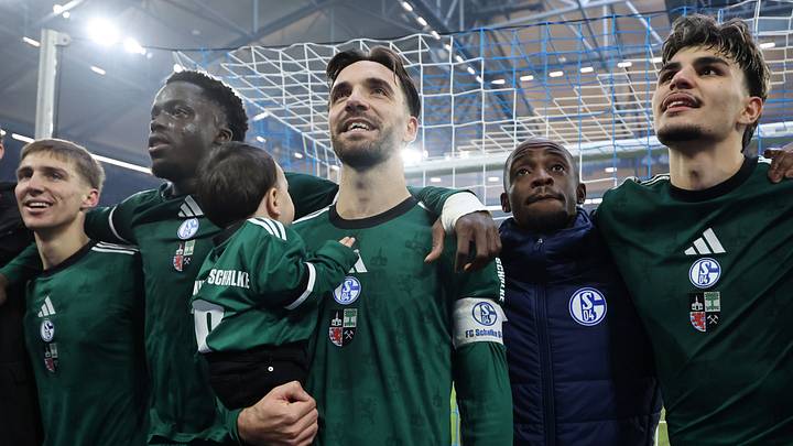 Der FC Schalke wird auch in der neuen Saison wieder grüne Trikots tragen Der FC Schalke wird auch in der neuen Saison wieder grüne Trikots tragen