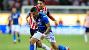 Chivas y Cruz Azul protagonizan uno de los grandes clásicos del fútbol mexicano