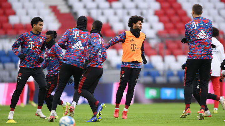Der Trainingsplatz des FC Bayern füllt sich Der Trainingsplatz des FC Bayern füllt sich