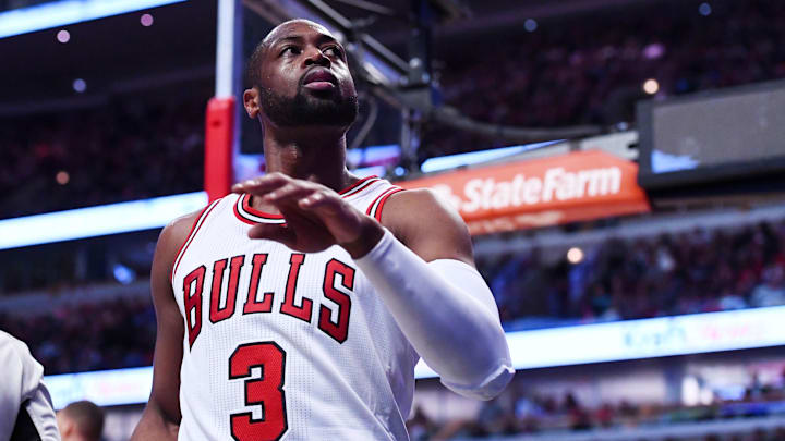 Ngày 28 tháng 12 năm 2016; Chicago, IL, Hoa Kỳ; Cầu thủ bảo vệ Dwyane Wade (3) của Chicago Bulls phản ứng sau một pha phạm lỗi với Brooklyn Nets trong hiệp hai tại United Center. Tín dụng bắt buộc: Mike DiNovo-Imagn Images