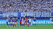 Schalke-Profis vor der Kurve. Die Wut der Fans prasselte am Sonntag auf die Mannschaft ein.