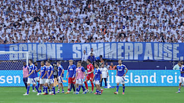 Schalke-Profis vor der Kurve. Die Wut der Fans prasselte am Sonntag auf die Mannschaft ein.