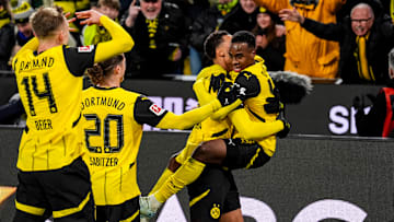 Jamie Gittens und Felix Nmecha jubeln über den Führungstreffer gegen die Bayern. 