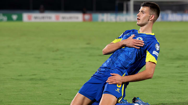 Samed Bazdar jubelt im Trikot der bosnischen Nationalmannschaft