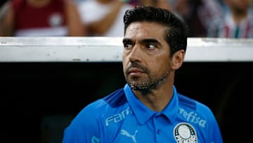 Abel Ferreira vai perder mais uma partida do Palmeiras por suspensão. Time também terá desfalques em campo.