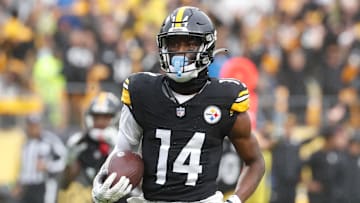 Oct 29, 2023; Pittsburgh, Pennsylvania, USA;  Pittsburgh Steelers wide receiver George Pickens (14) runs to score a touchdown on a catch against the Jacksonville Jaguars. Mandatory Credit: Charles LeClaire-Imagn Images