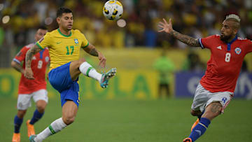 Bruno Guimarães e Arturo Vidal, ex-Flamengo, estavam em campo no último jogo entre Brasil e Chile