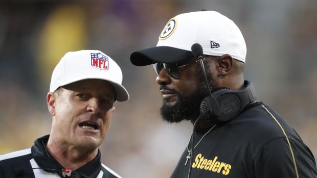  Pittsburgh Steelers head coach Mike Tomlin (right) listens to referee Shawn Hochuli (83) against the Buffalo Bills