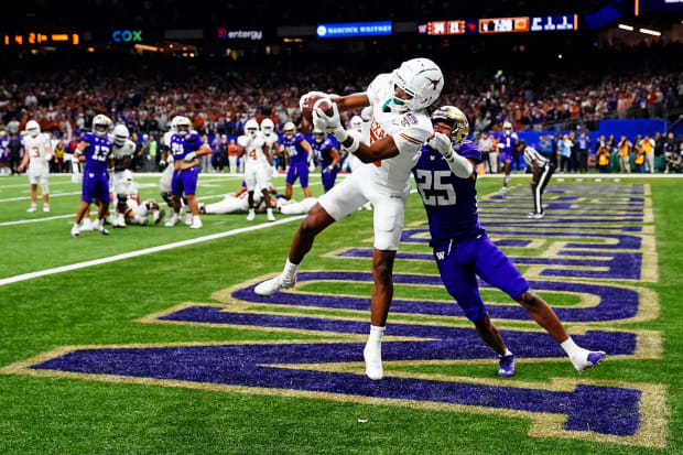 Texas Longhorns wide receiver Adonai Mitchell (5) catches a touchdown pass against Washington Huskies cornerback Ryder Bumgarner (25) during the fourth quarter in the 2024 Sugar Bowl.