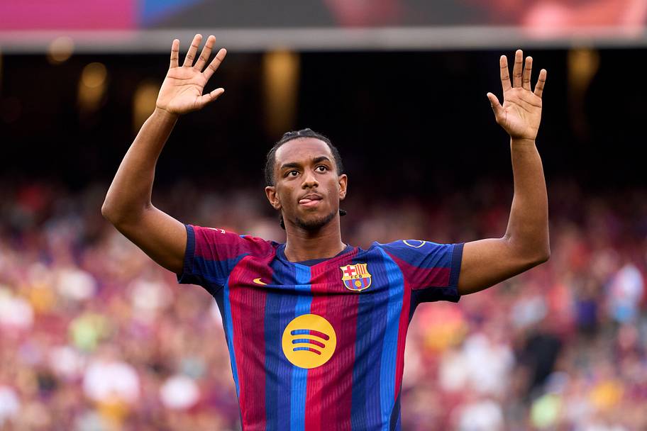 Alejandro Balde waving.
