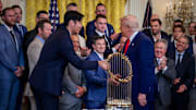 Donald Trump saludando a Shohei Ohtani, la estrella de los Dodgers de Los Angeles 