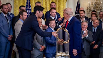 Donald Trump saludando a Shohei Ohtani, la estrella de los Dodgers de Los Angeles 