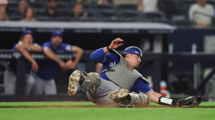 El receptor Brandon Valenzuela de los Toronto Blue Jays asegura la bola durante la octava entrada del juego contra los New York Yankees en el Yankee Stadium, este lunes en el Bronx.