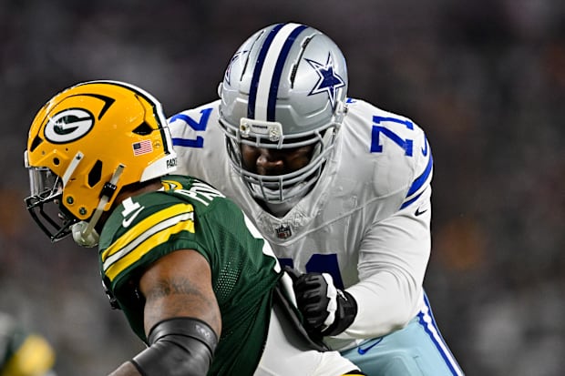 Dallas Cowboys offensive tackle Nate Thomas blocks Green Bay Packers defensive end Micah Parsons. 