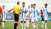 Nicolás Otamendi, figura de la selección absoluta argentina, reclamando al árbitro por su actitud en el partido contra Marruecos 