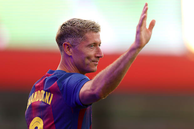 โรเบิร์ต เลวานดอฟสกี้ โบกมือ โรเบิร์ต เลวานดอฟสกี้ โบกมือ