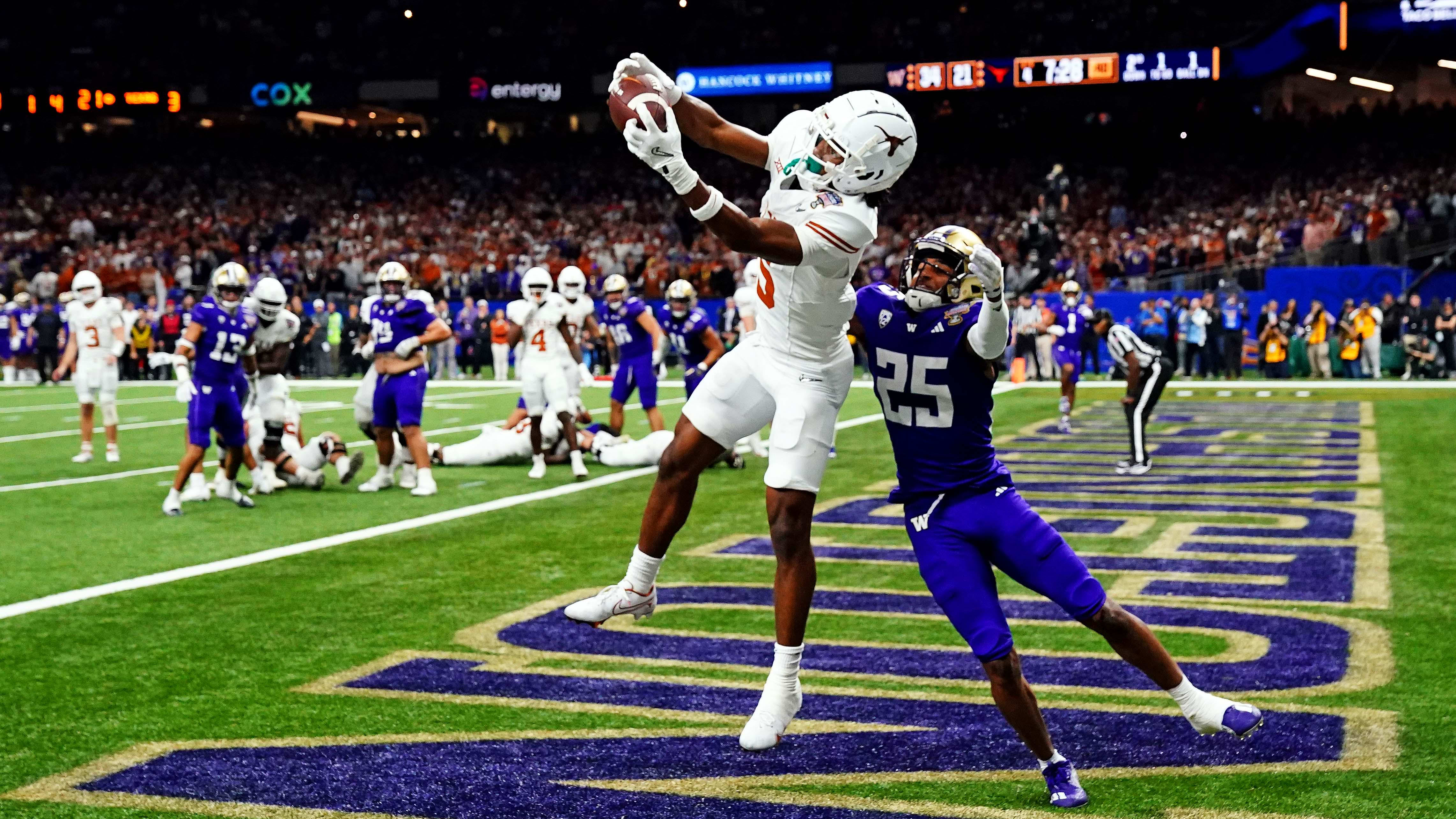 Texas Longhorns wide receiver Adonai Mitchell (5) catches a touchdown.