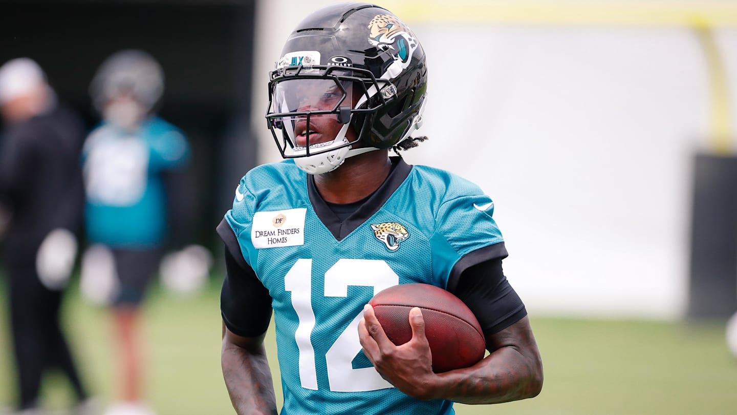 Jaguars' Two-Way Star Travis Hunter Shows Arm Strength at NFLPA Rookie Premiere