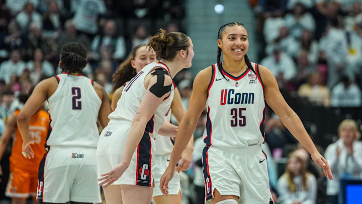 UConn Huskies guard Azzi Fudd (35) 
