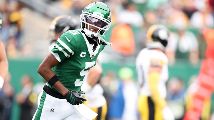 New York Jets wide receiver Garrett Wilson celebrates after scoring a touchdown in the first quarter against the Pittsburgh Steelers at MetLife Stadium.
