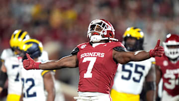 Oklahoma Linebacker Sammy Omosigho (7)