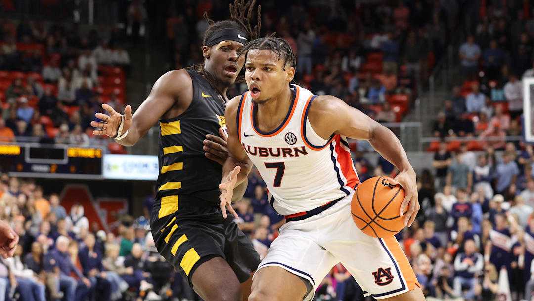 Nov 3, 2025; Auburn, Alabama, USA; Auburn Tigers guard Keyshawn Hall (7) is pressured by Bethune-Cookman Wildcats forward Quentin Heady (5) in overtime at Neville Arena. Hall lead all scoring with 28 points. Mandatory Credit: John Reed-Imagn Images Nov 3, 2025; Auburn, Alabama, USA; Auburn Tigers guard Keyshawn Hall (7) is pressured by Bethune-Cookman Wildcats forward Quentin Heady (5) in overtime at Neville Arena. Hall lead all scoring with 28 points. Mandatory Credit: John Reed-Imagn Images