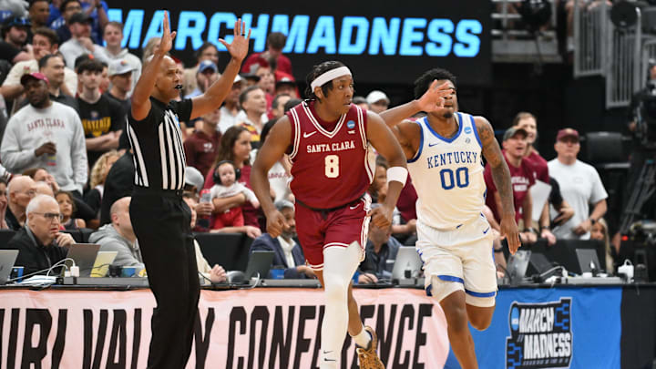 Kentucky Wildcats guard Otega Oweh (00)