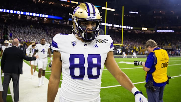  Huskies tight end Quentin Moore (88) walks out to play against the Michigan Wolverines in the CFB national championship game.