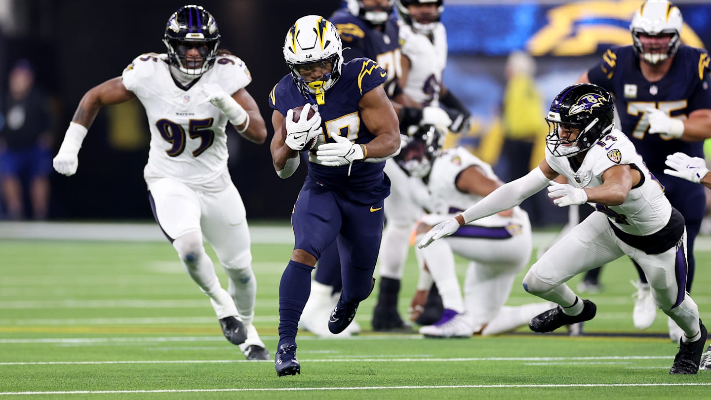 閃電隊的 JK Dobbins 因傷提前離開與烏鴉隊的比賽：完整更新