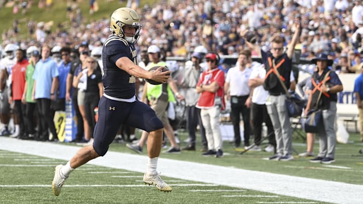 Navy Midshipmen quarterback Blake Horvath extends the ball for a touchdown against the Memphis Tigers