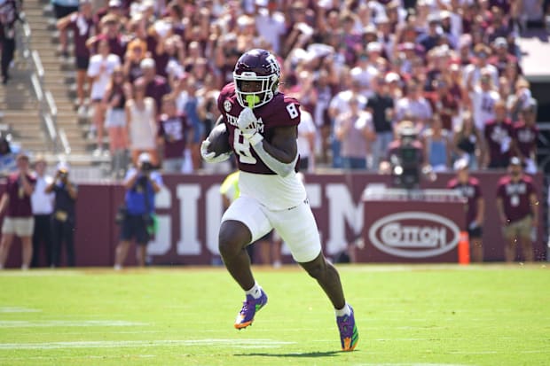 Texas A&M Aggies running back Le'Veon Moss (8) runs the ball during the first quarter against the McNeese State Cowboys.