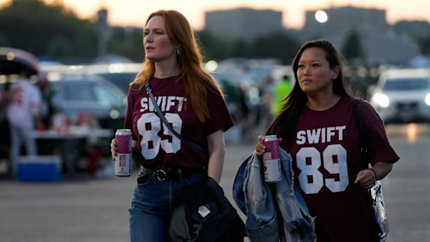 Taylor Swift fans heading to football game