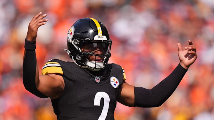 Pittsburgh Steelers quarterback Justin Fields gets ready to run a play.