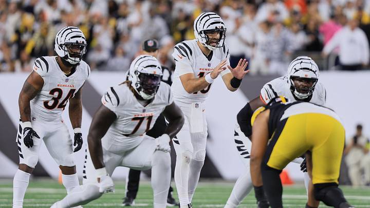 Oct 16, 2025; Cincinnati, Ohio, USA; Cincinnati Bengals quarterback Joe Flacco (16) calls the snap count as offensive tackle Amarius Mims (71) and running back Samaje Perine (34) watch the play against the Pittsburgh Steelers during the first half at Paycor Stadium. Mandatory Credit: Katie Stratman-Imagn Images