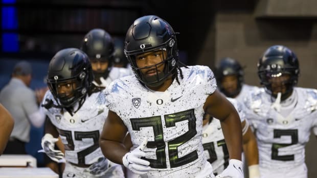 Oct 8, 2022; Tucson, Arizona, USA; Oregon Ducks linebacker Emar'rion Winston (32) against the Arizona Wildcats at Arizona Sta