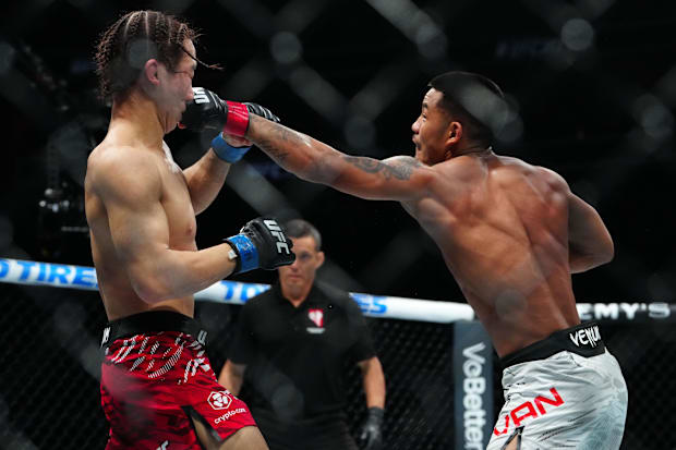 Joshua Van (red gloves) fights Rei Tsuruya (blue gloves) during UFC 313 at T-Mobile Arena. 