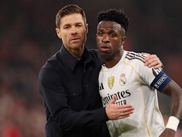 Xabi Alonso e Vini Jr. em Anfield 