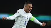 L'Equipe de France de Kylian Mbappé célèbre sa victoire en Irlande
