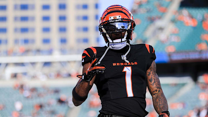 Cincinnati Bengals wide receiver Ja'Marr Chase (1) acknowledges fans during warmups before the game against the Cleveland Browns at Paycor Stadium. Cincinnati Bengals wide receiver Ja'Marr Chase (1) acknowledges fans during warmups before the game against the Cleveland Browns at Paycor Stadium.